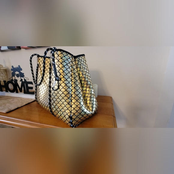 ๐ง๐ฆ MERMAID BEACH BAG | Golden Iridescent Fish Scale Neoprene Bag ๐ฆ ๐งโโ๏ธ๐งโโ๏ธ - Picture 6 of 15